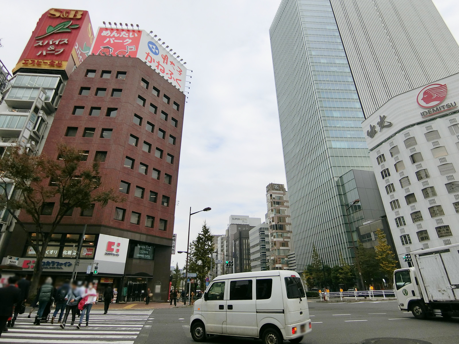 銀座山王ビル前面の昭和通り