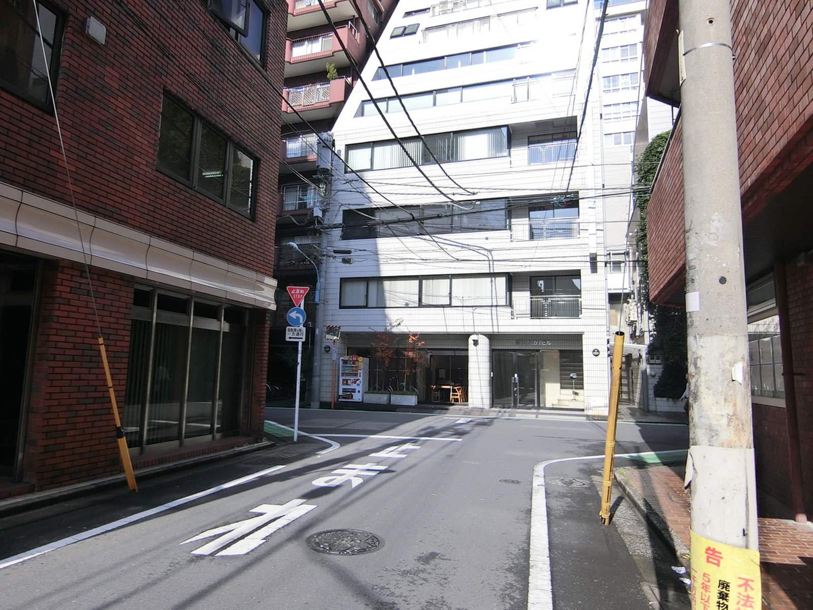 明石ビル前面の通り