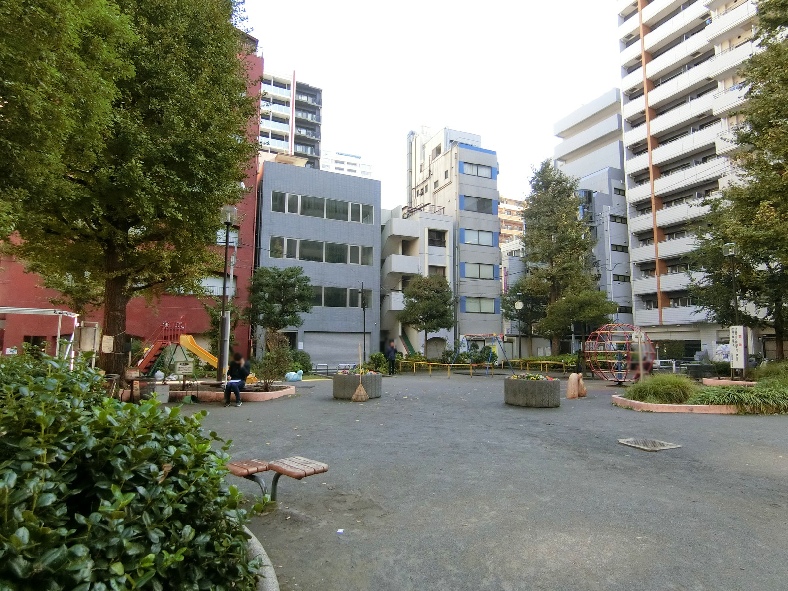 徒歩1分の新宿区立花園西公園