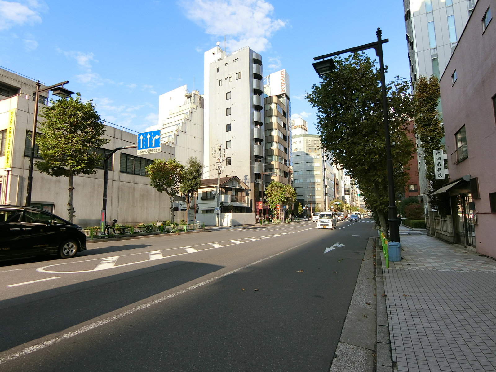 日本橋中央ビル前面の金座通り
