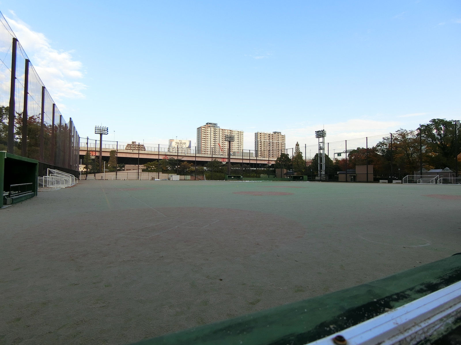 近くにある浜町運動場