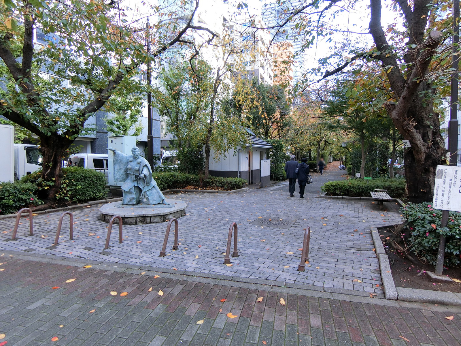 付近の浜町川緑道公園