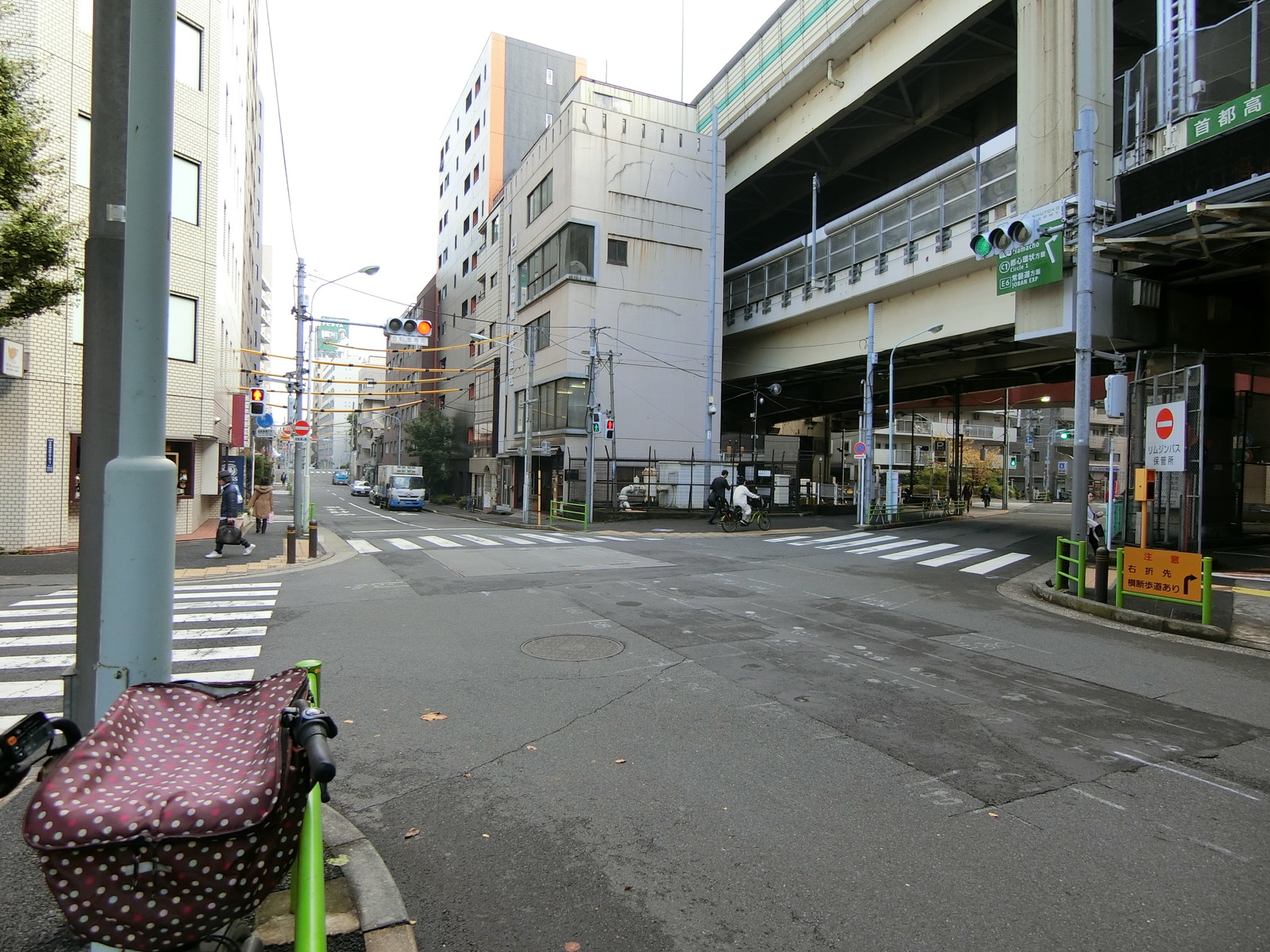 日本マイセラビル前面の通り