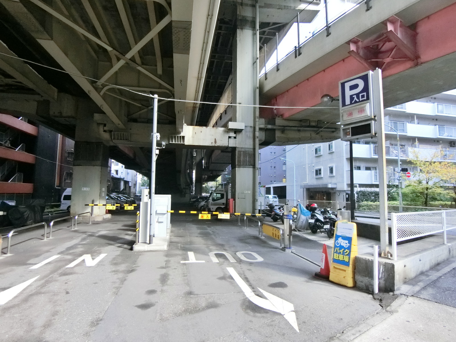 首都高出口付近