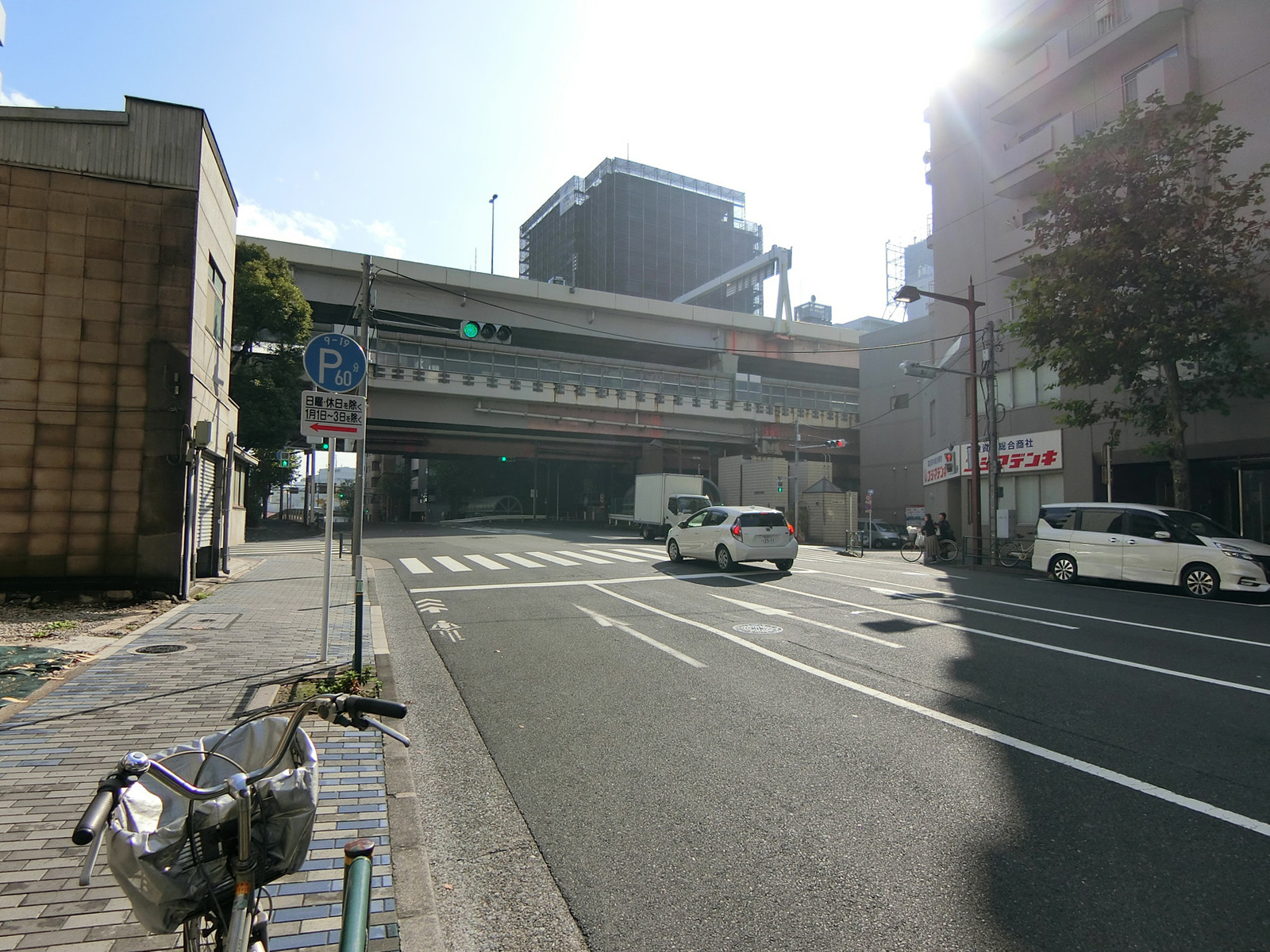 前面の清洲橋通り
