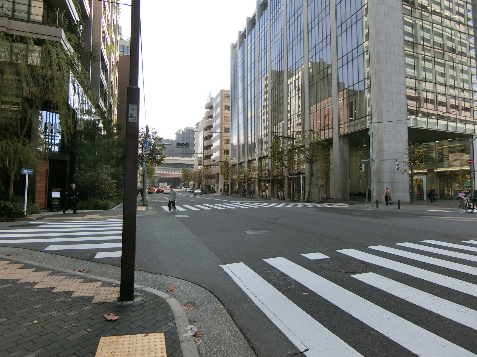 前面の清洲橋通り