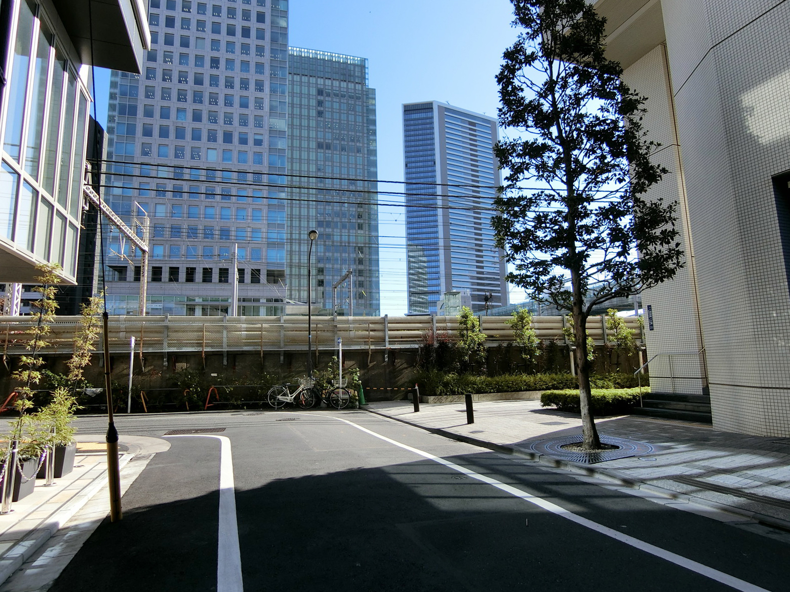鶴栄ビル前面の通り
