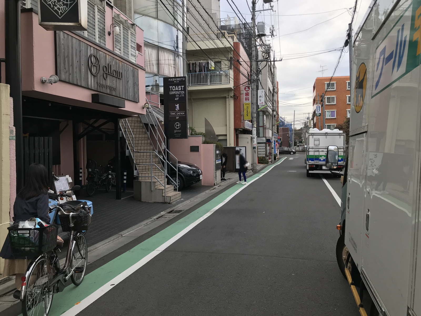 橋本ビル前面の通り