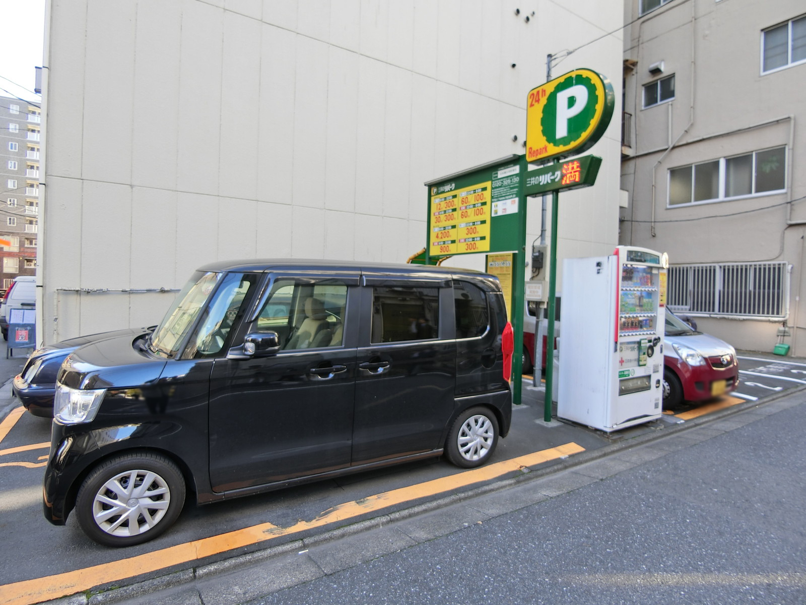 向かいの並びのコインパーキング