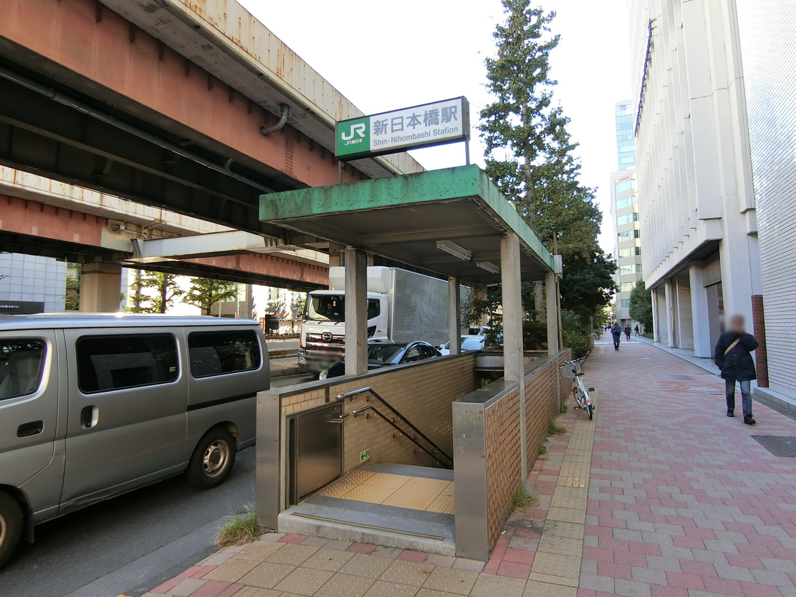 最寄りの「新日本橋駅」