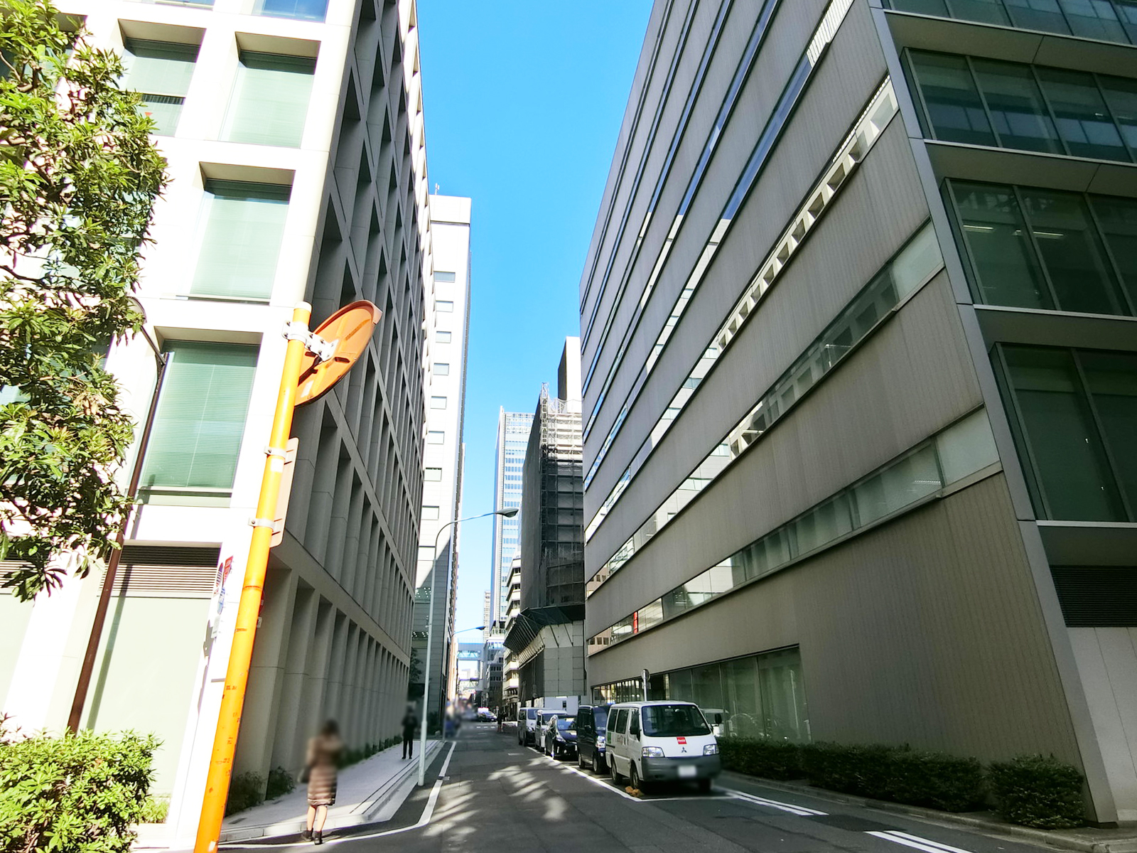 京橋日殖ビル前面の通り