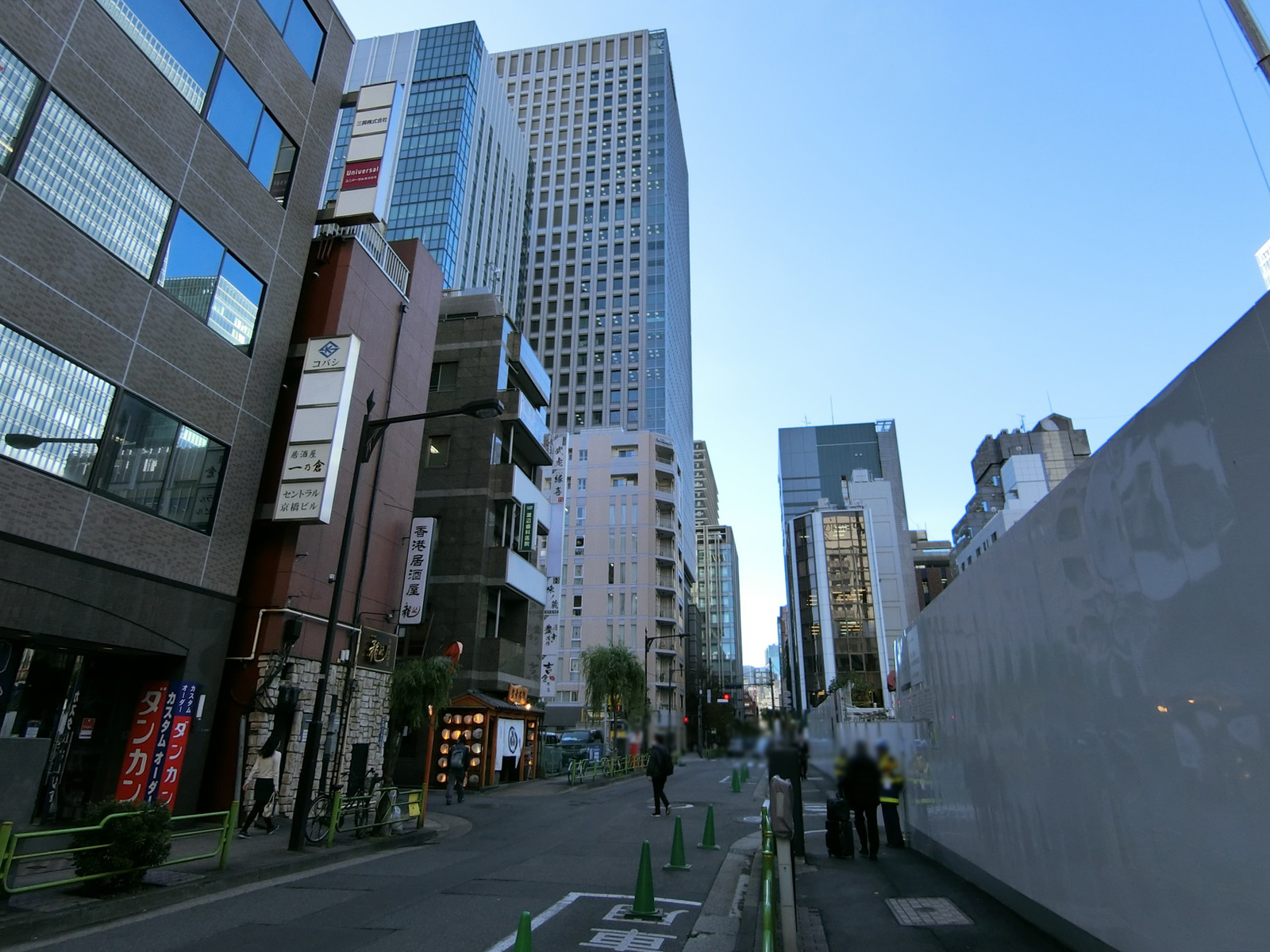 セントラル京橋ビル前面の柳通り