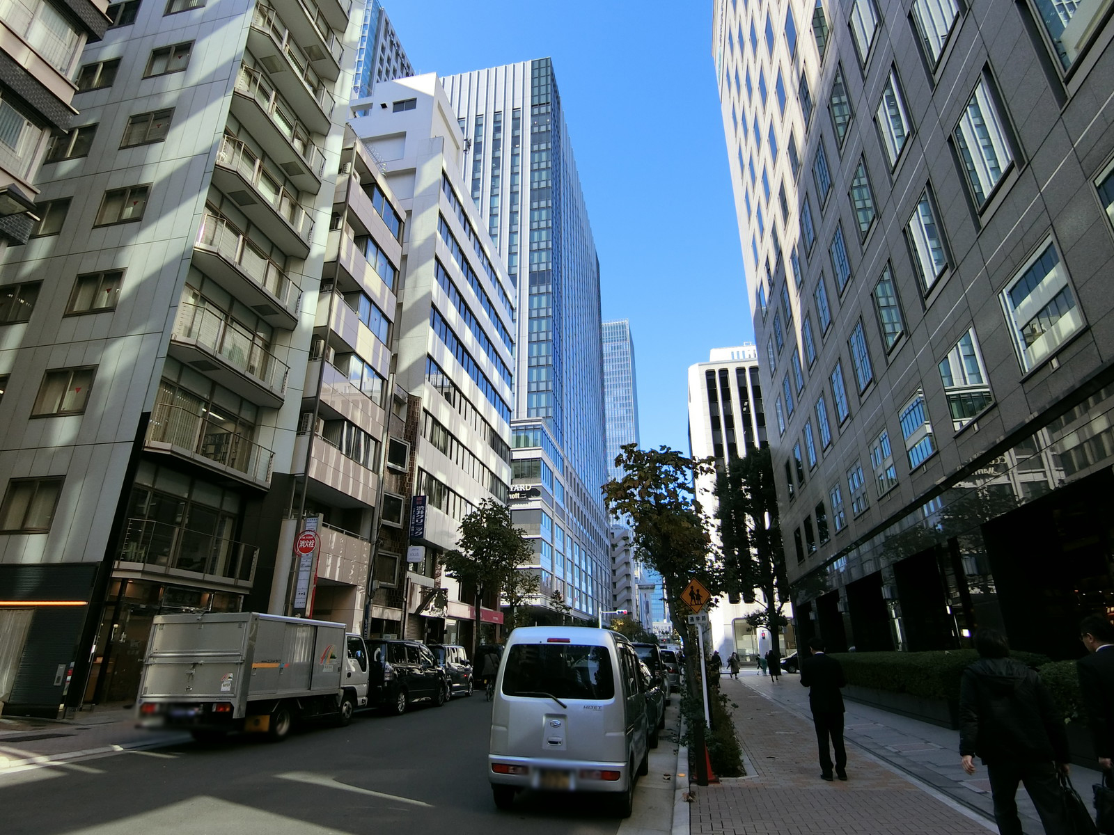 京橋グラスゲート前面の通り