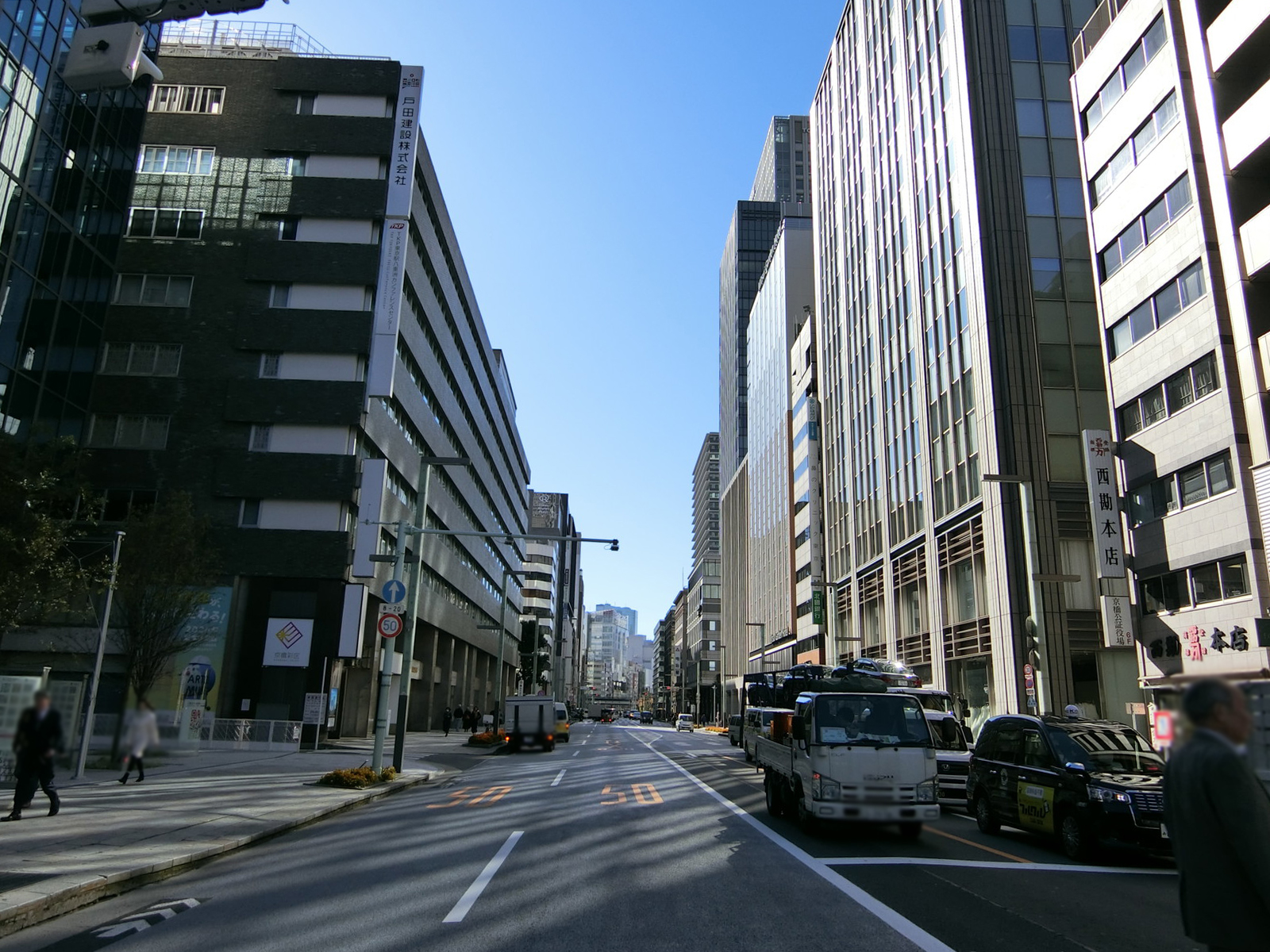 越前屋ビル前面の中央通り