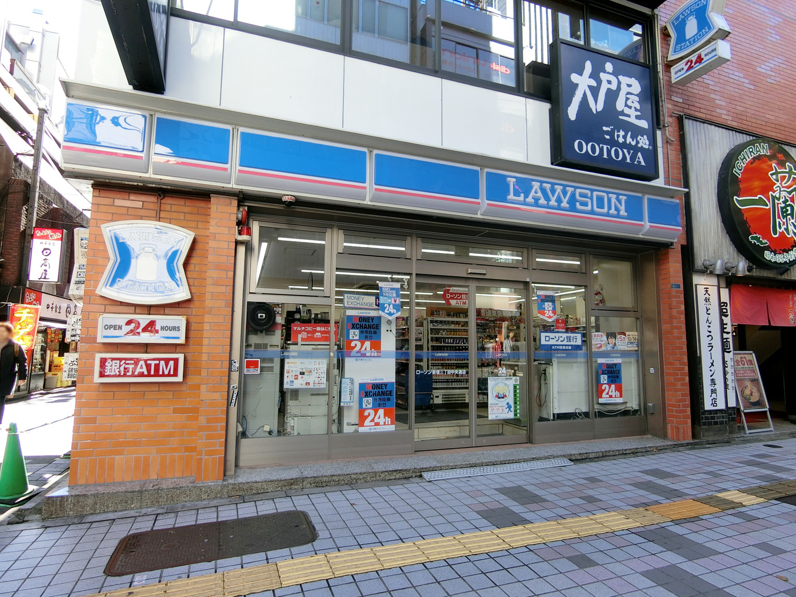 徒歩2分のローソン 新宿三丁目中央通店