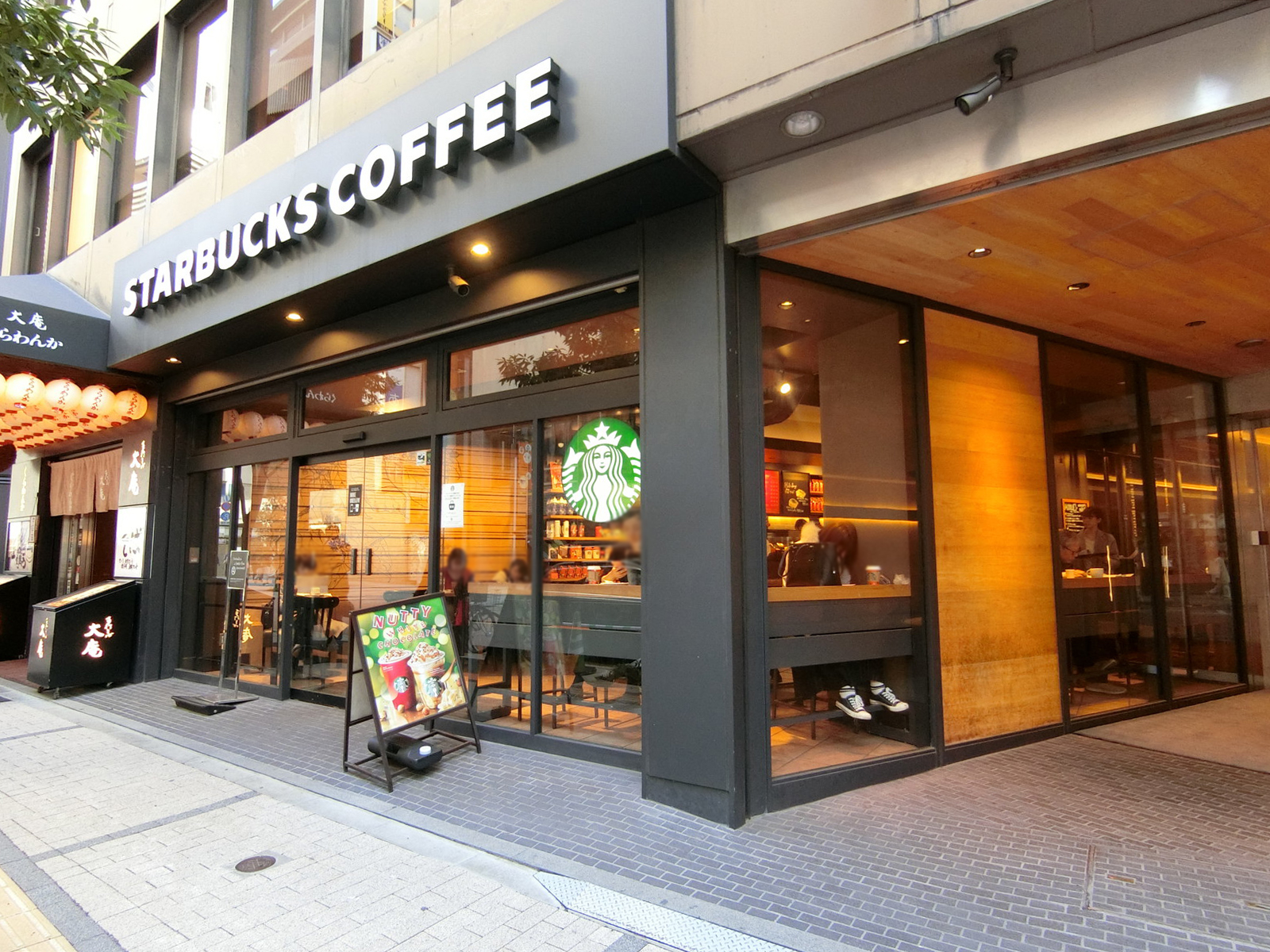 徒歩2分のスターバックスコーヒー