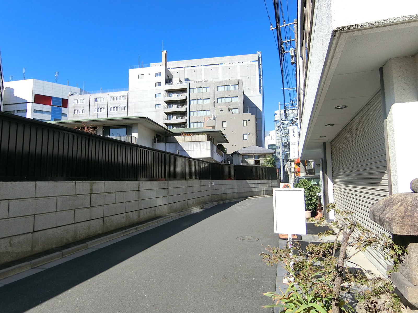 新宿ネオン2前面の通り