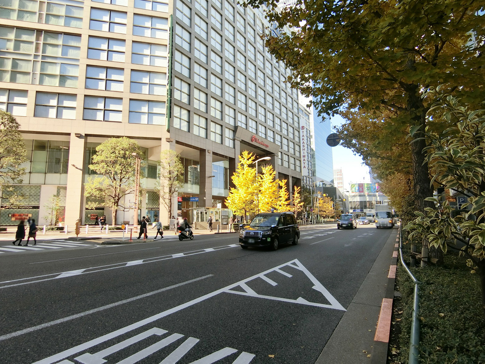 フロントプレイス南新宿前面の明治通り