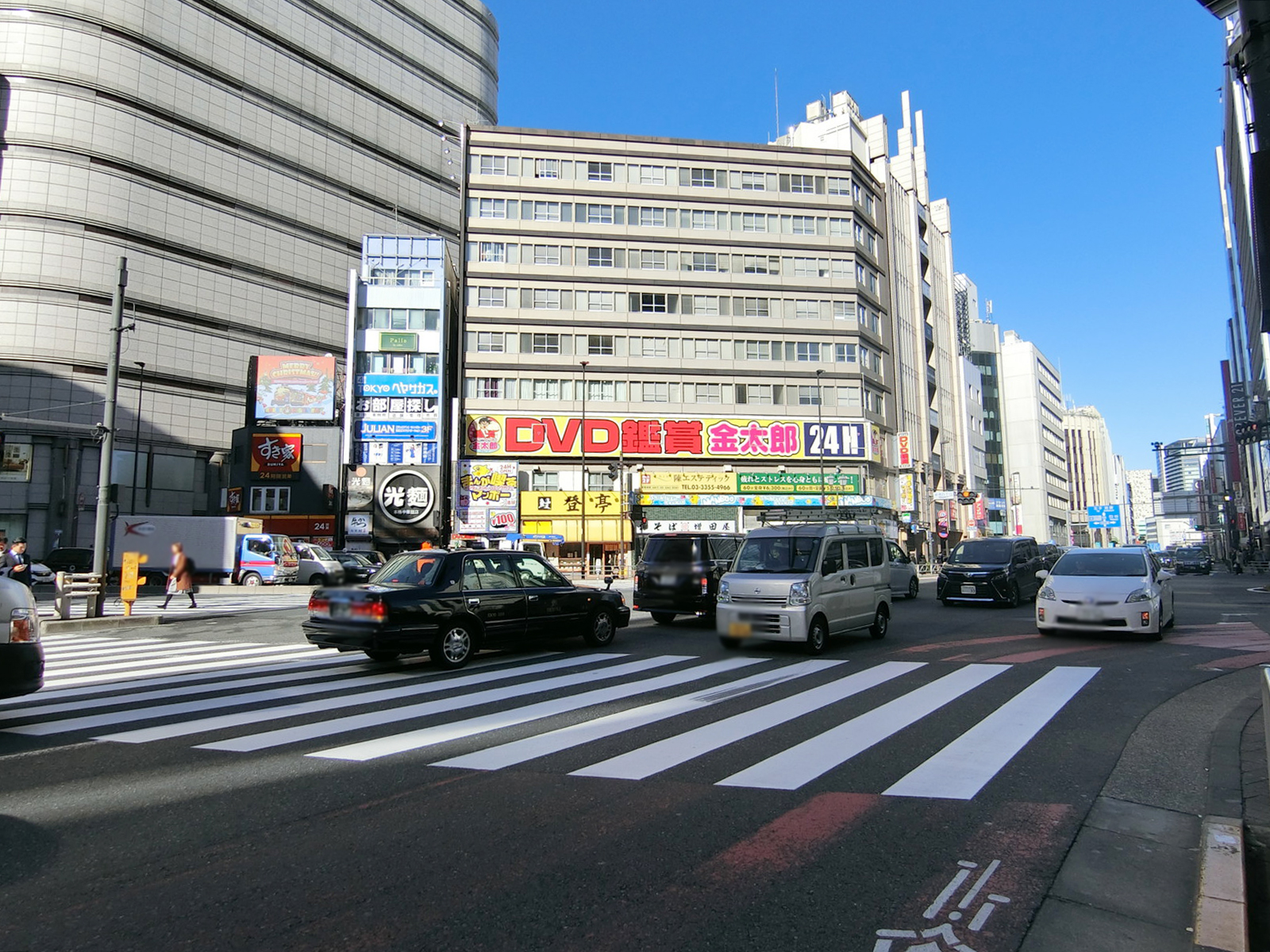 安藤ビル前面の明治通り