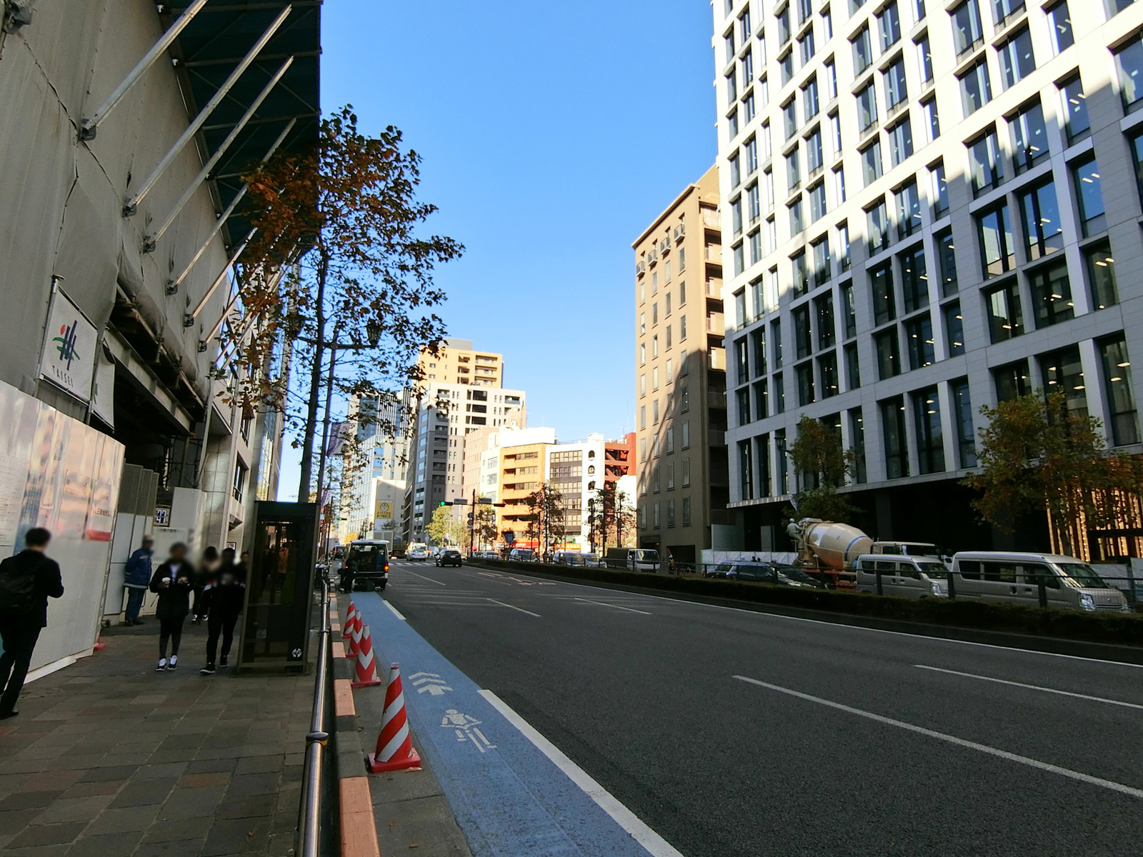 麹町ビジネスセンター前面の新宿通り