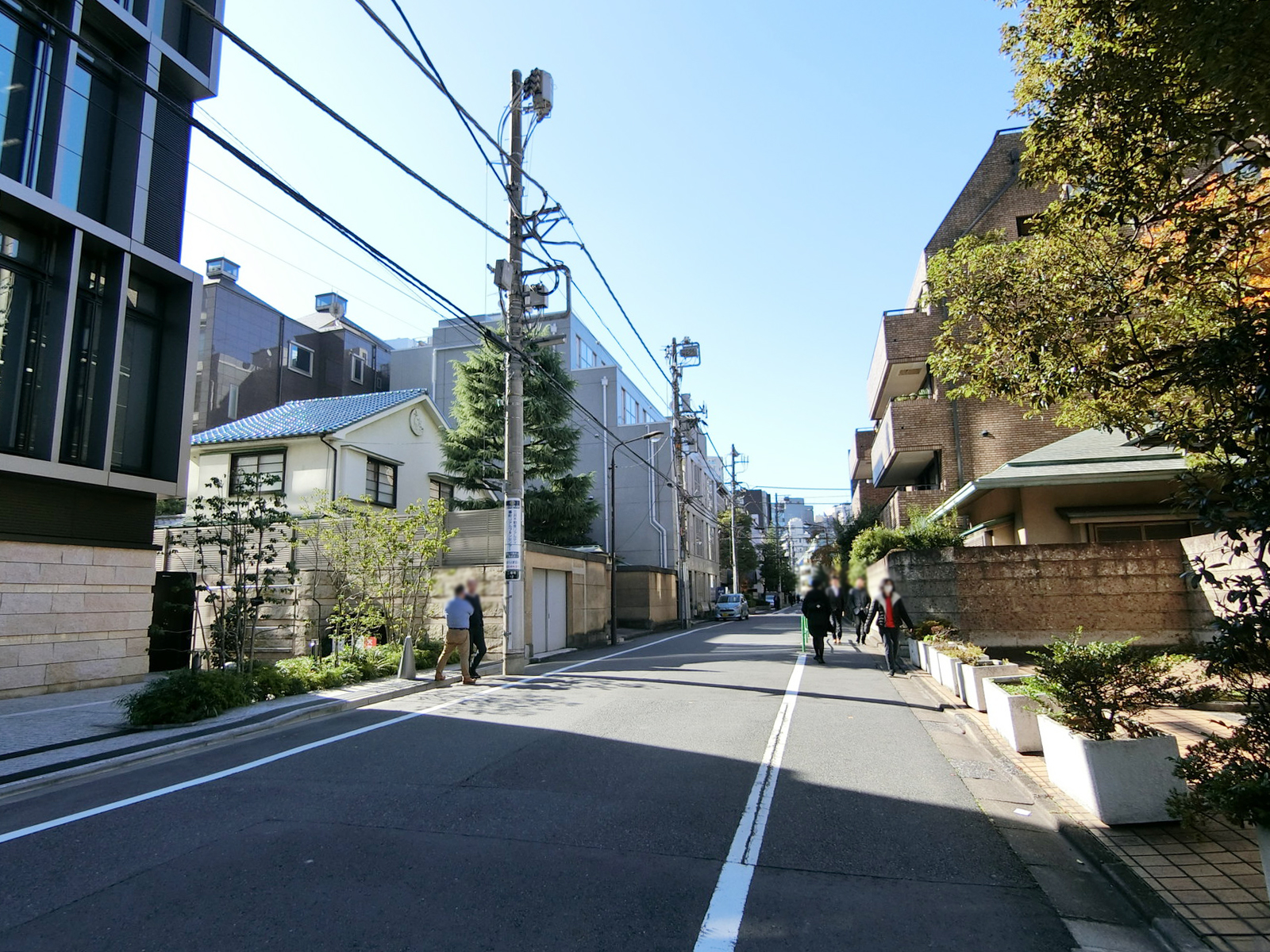 周辺は閑静な住宅街