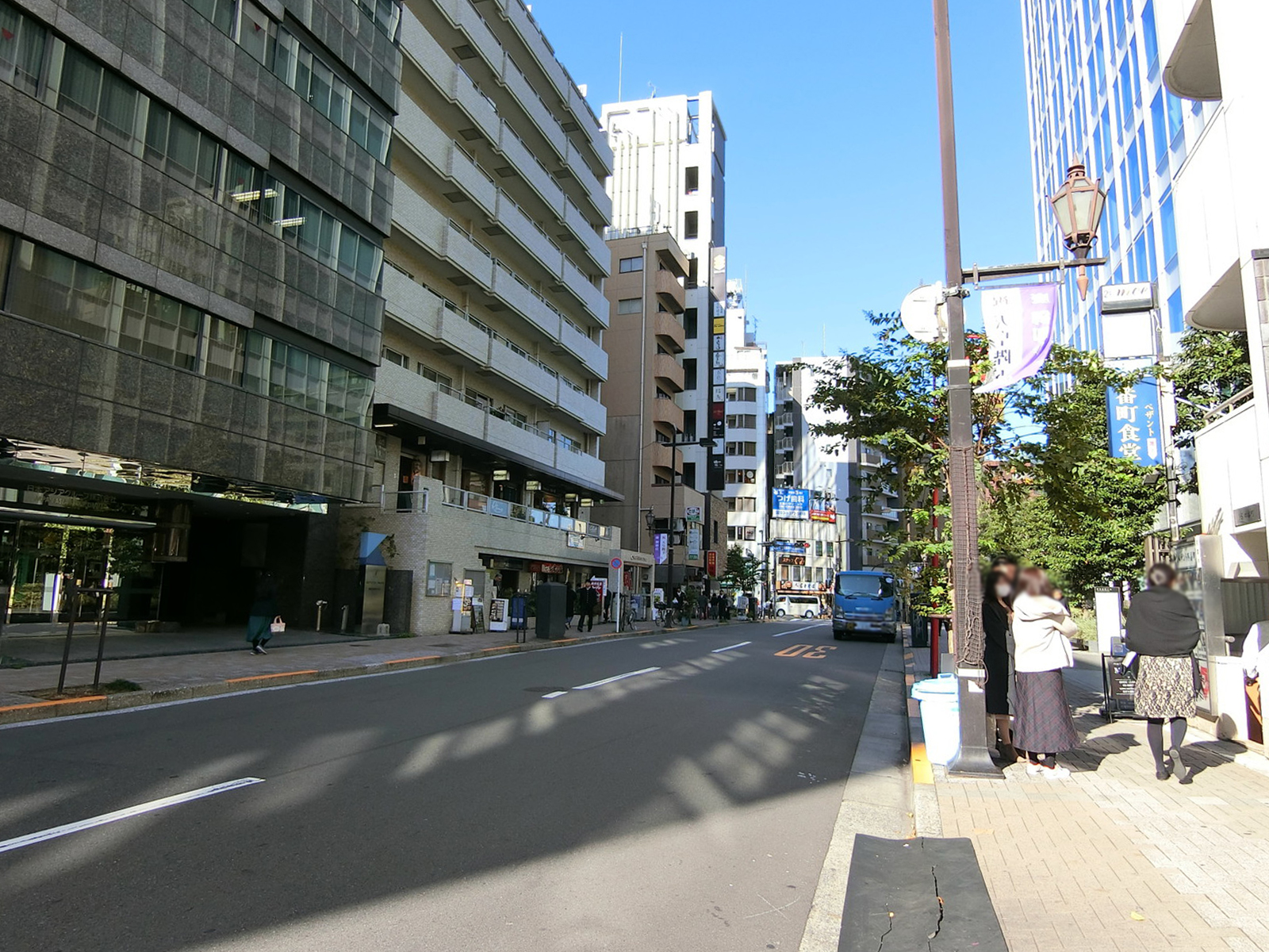 日本染色会館前面の通り
