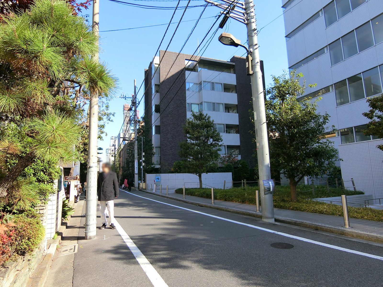 六番町ステートビル前面の通り