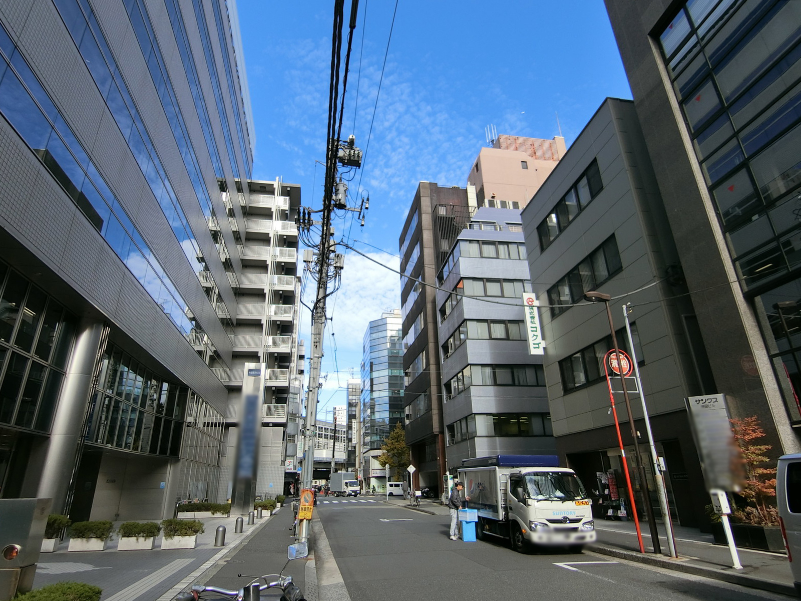 神田徳力ビル前面の通り