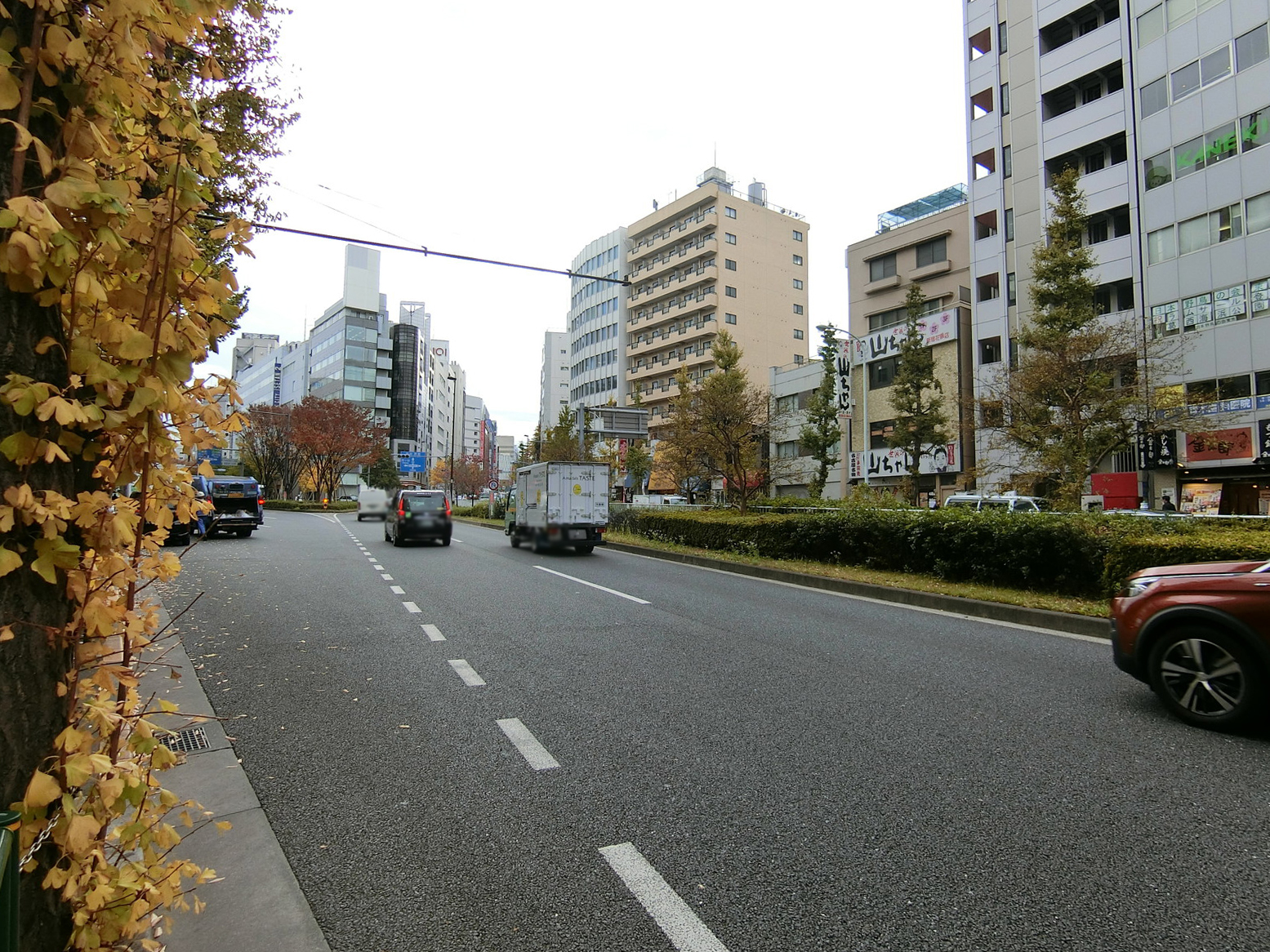 前面の明治通り