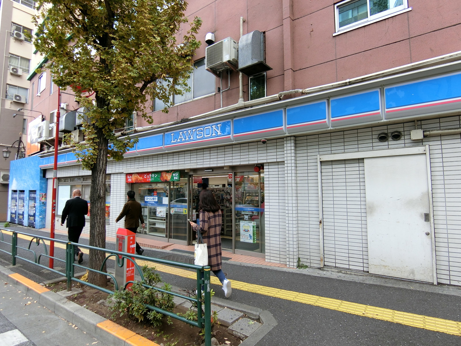 徒歩2分のローソン新宿医大通店