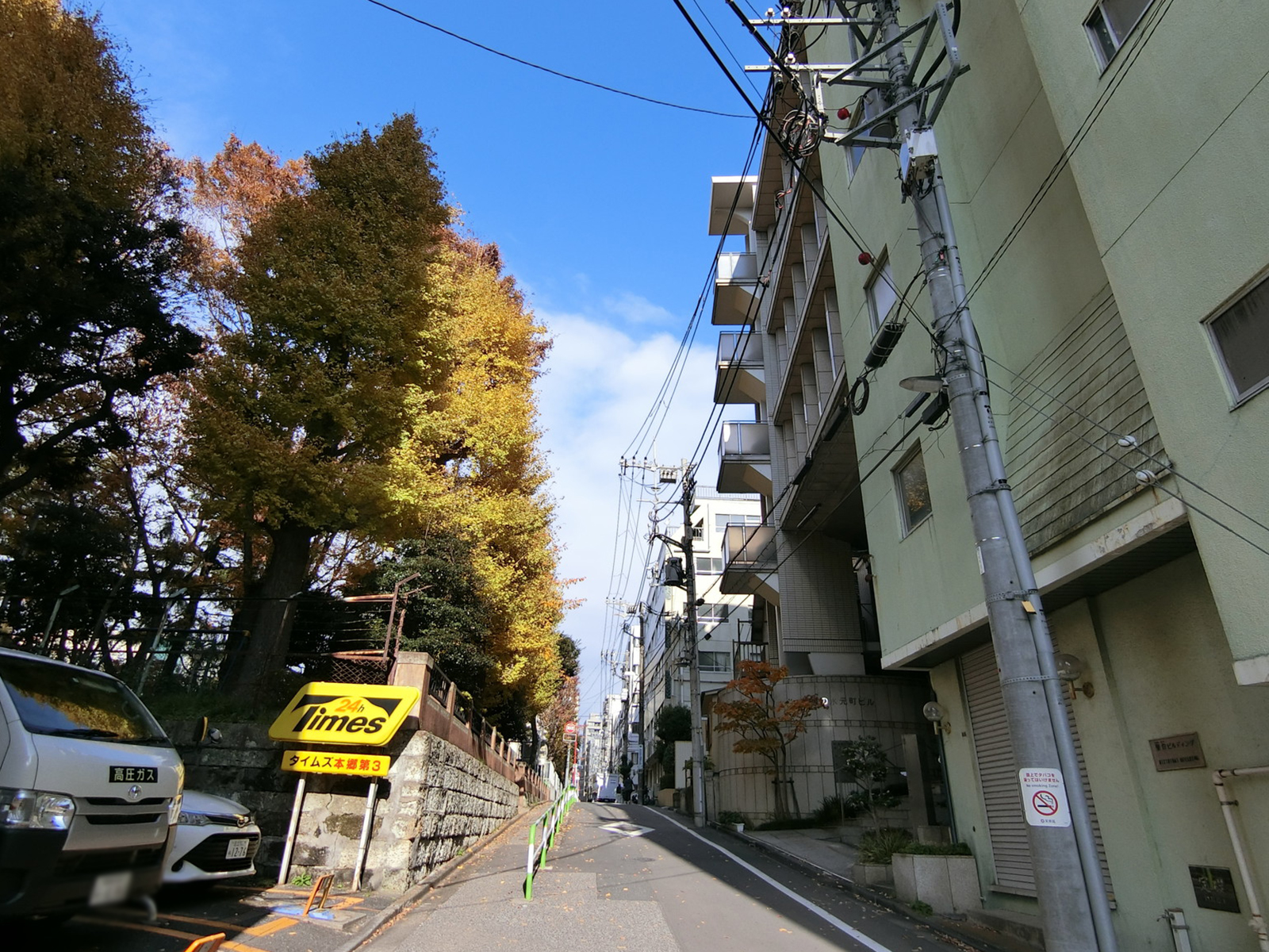 お茶の水元町ビル前面の通り