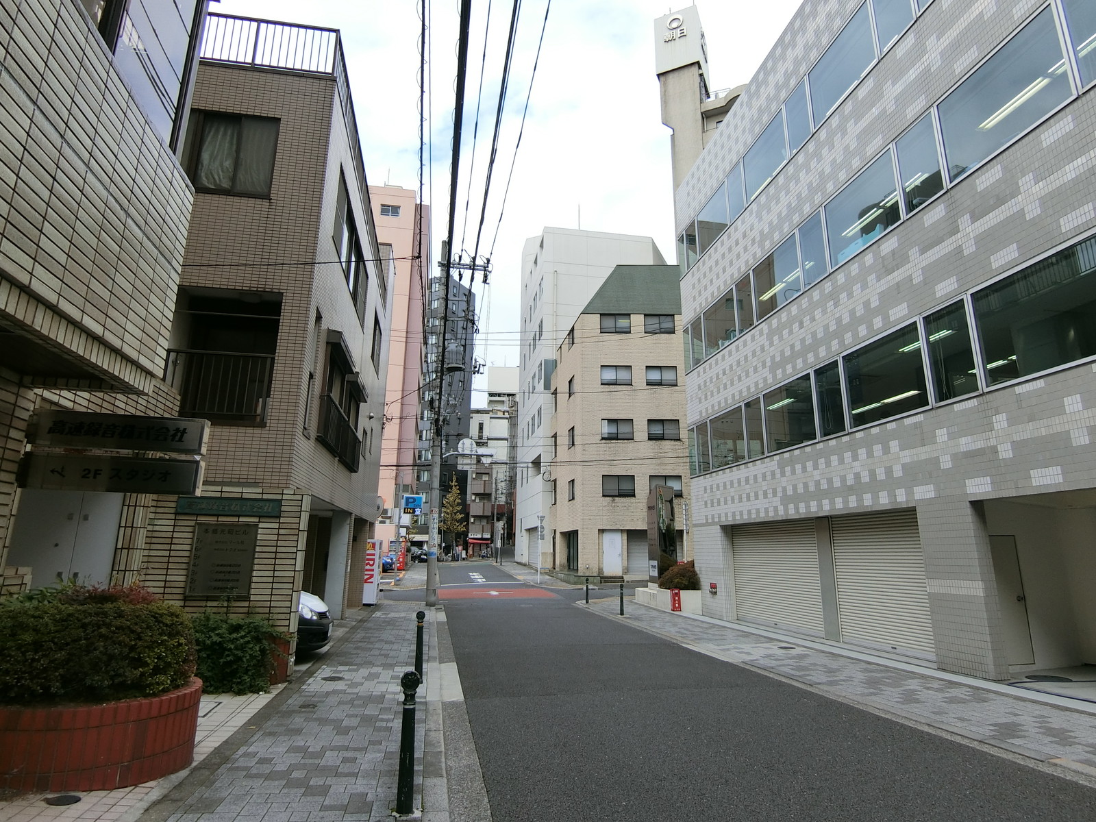 本郷元町ビル前面の通り