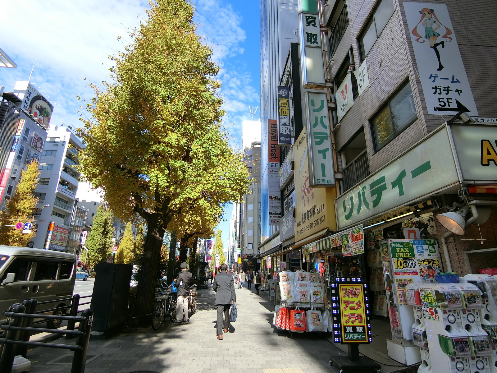 小林ビル前面の通り