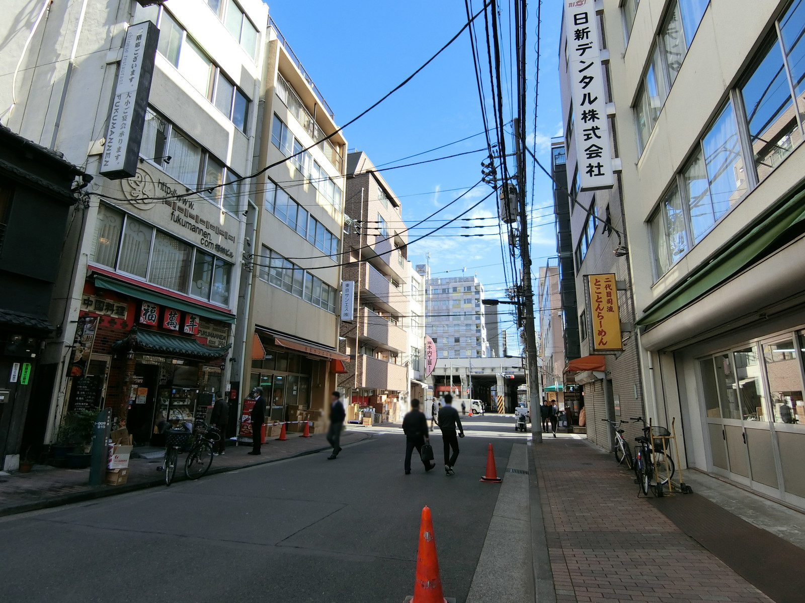 渡辺一二堂ビル前面の通り