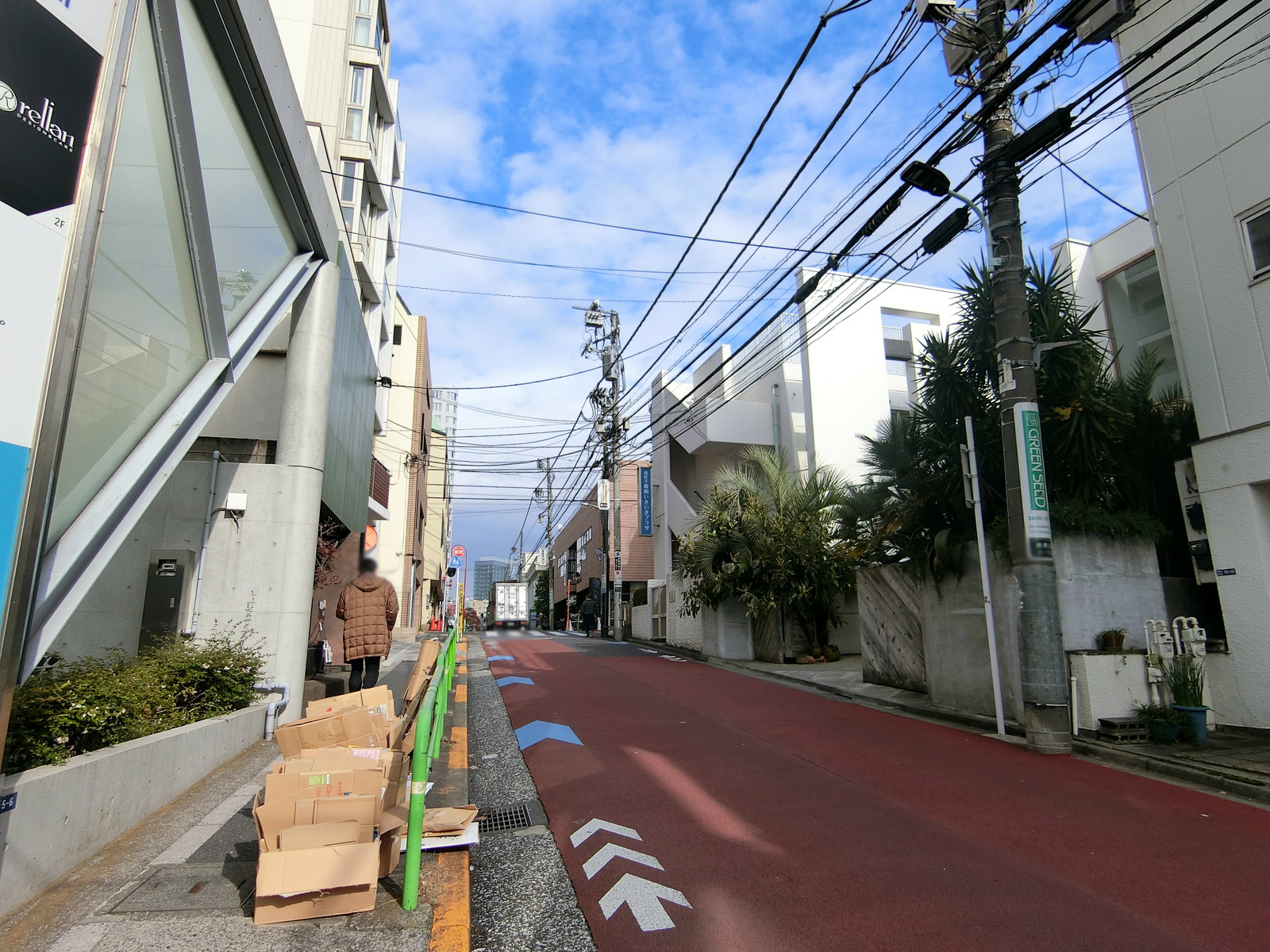 ディアテックビル前面の通り