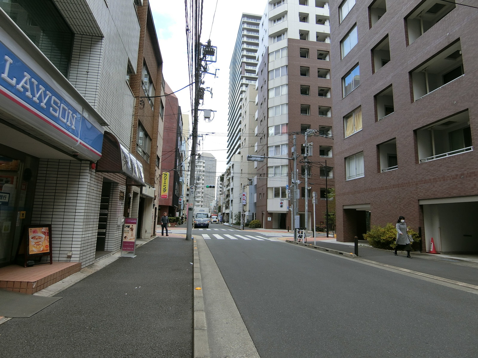 山崎ビル前面の通り