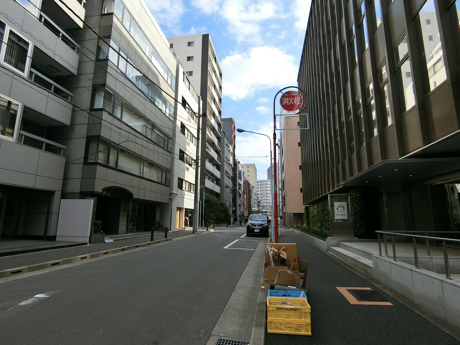 オフィスビル前面の通り