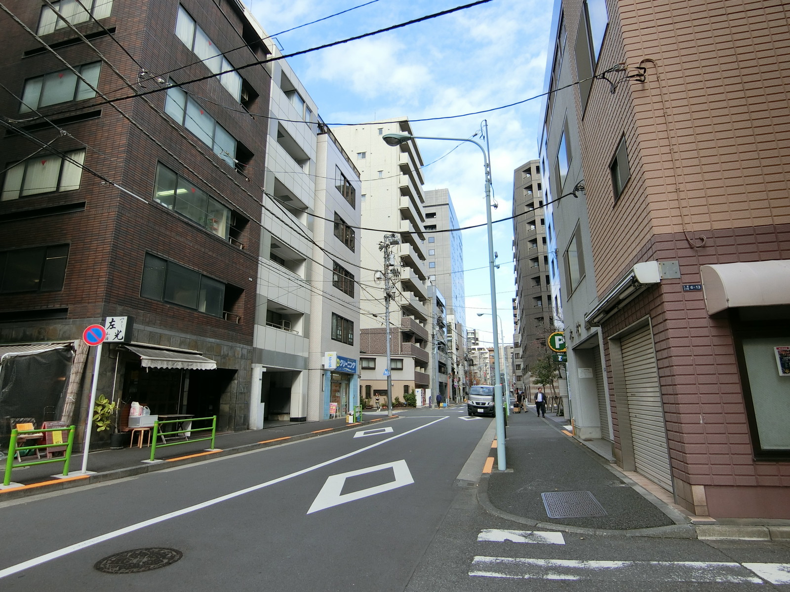 オフィスビル前面の通り