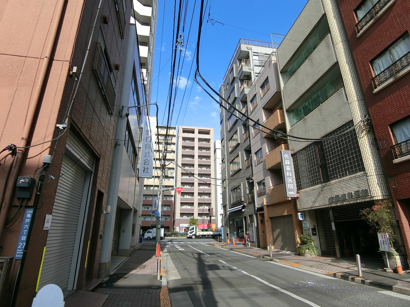 GMビル前面の通り