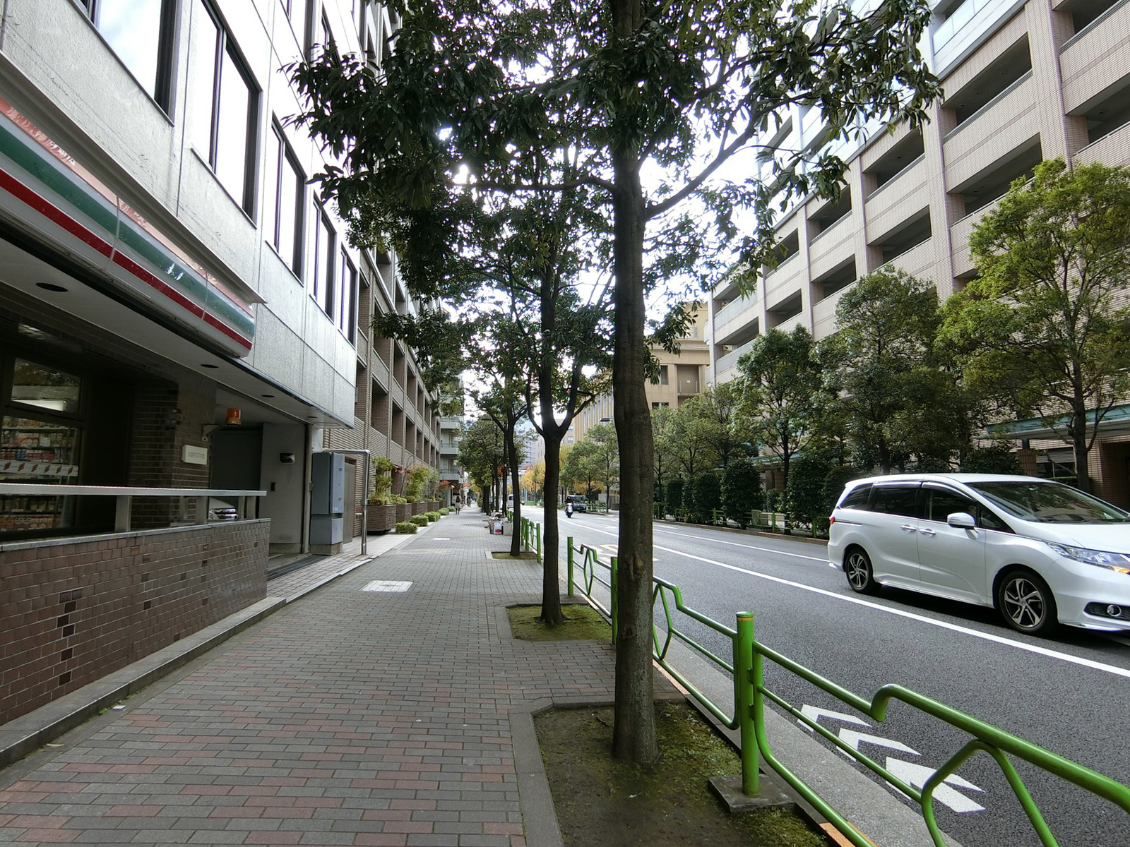 松屋明石町本館前面の通り