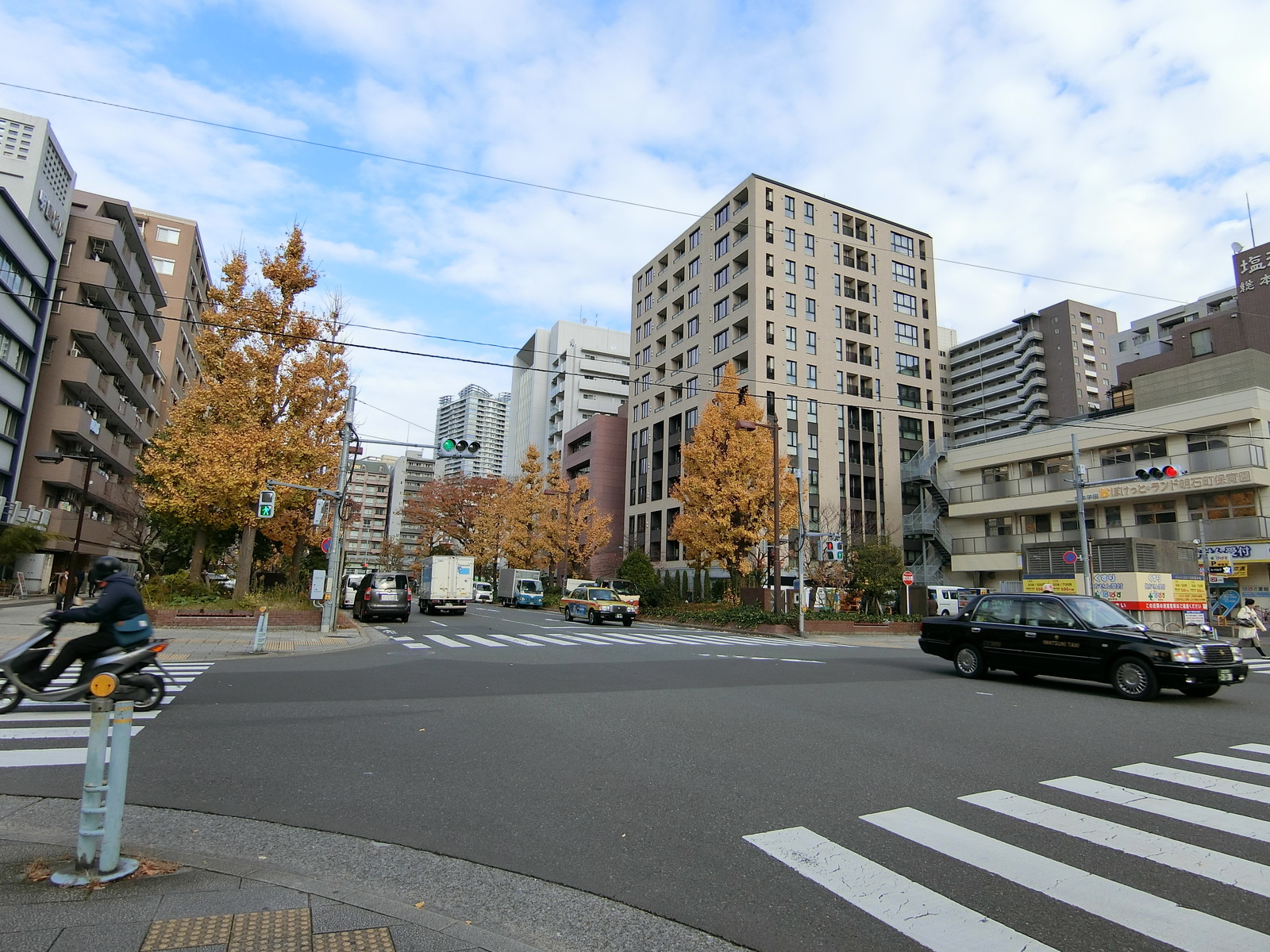 周辺のオフィス街の様子