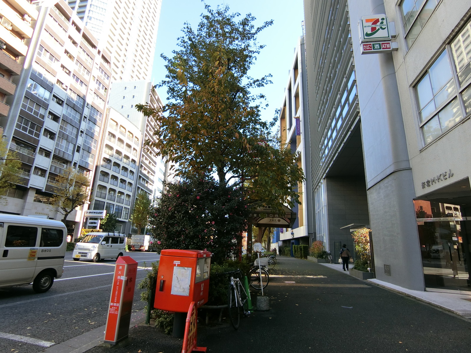 新宿MKビル前面の靖国通り