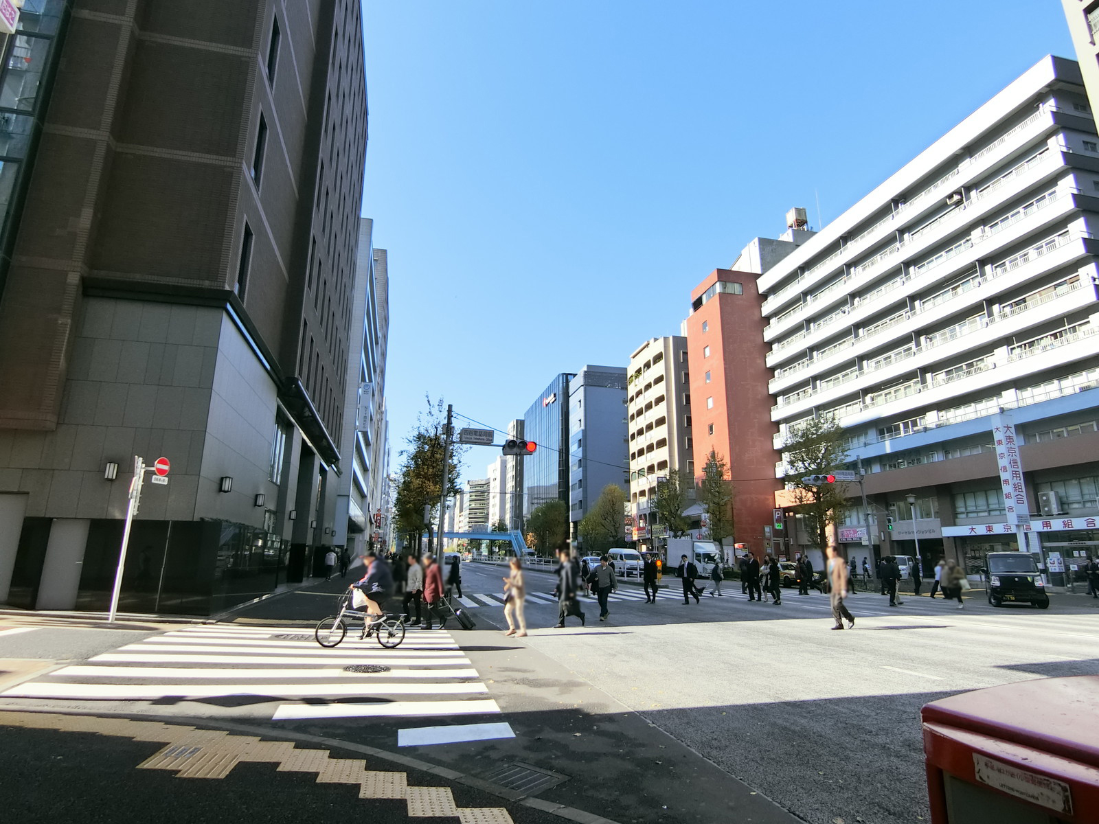 周辺のオフィス街の様子