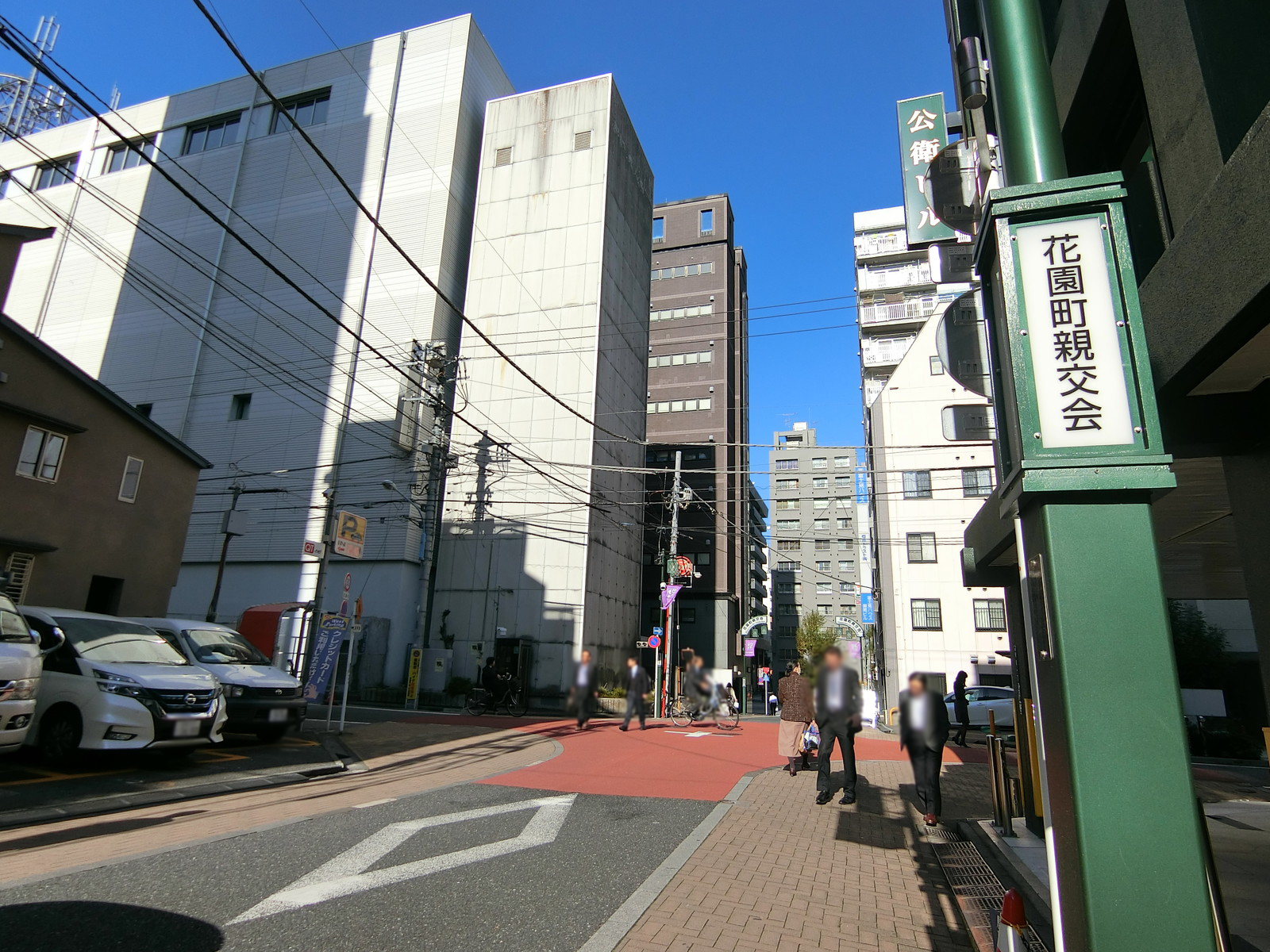 エムズ新宿御苑ビル前面の通り