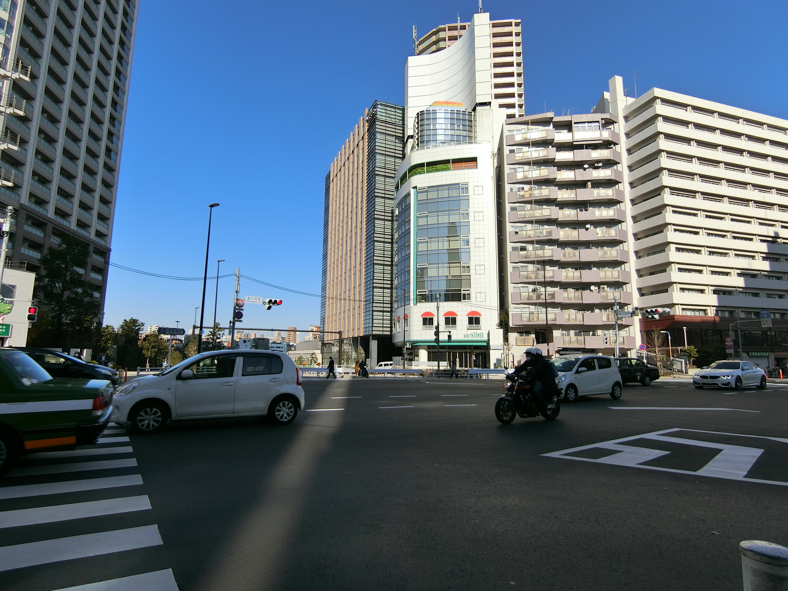前面は靖国通り