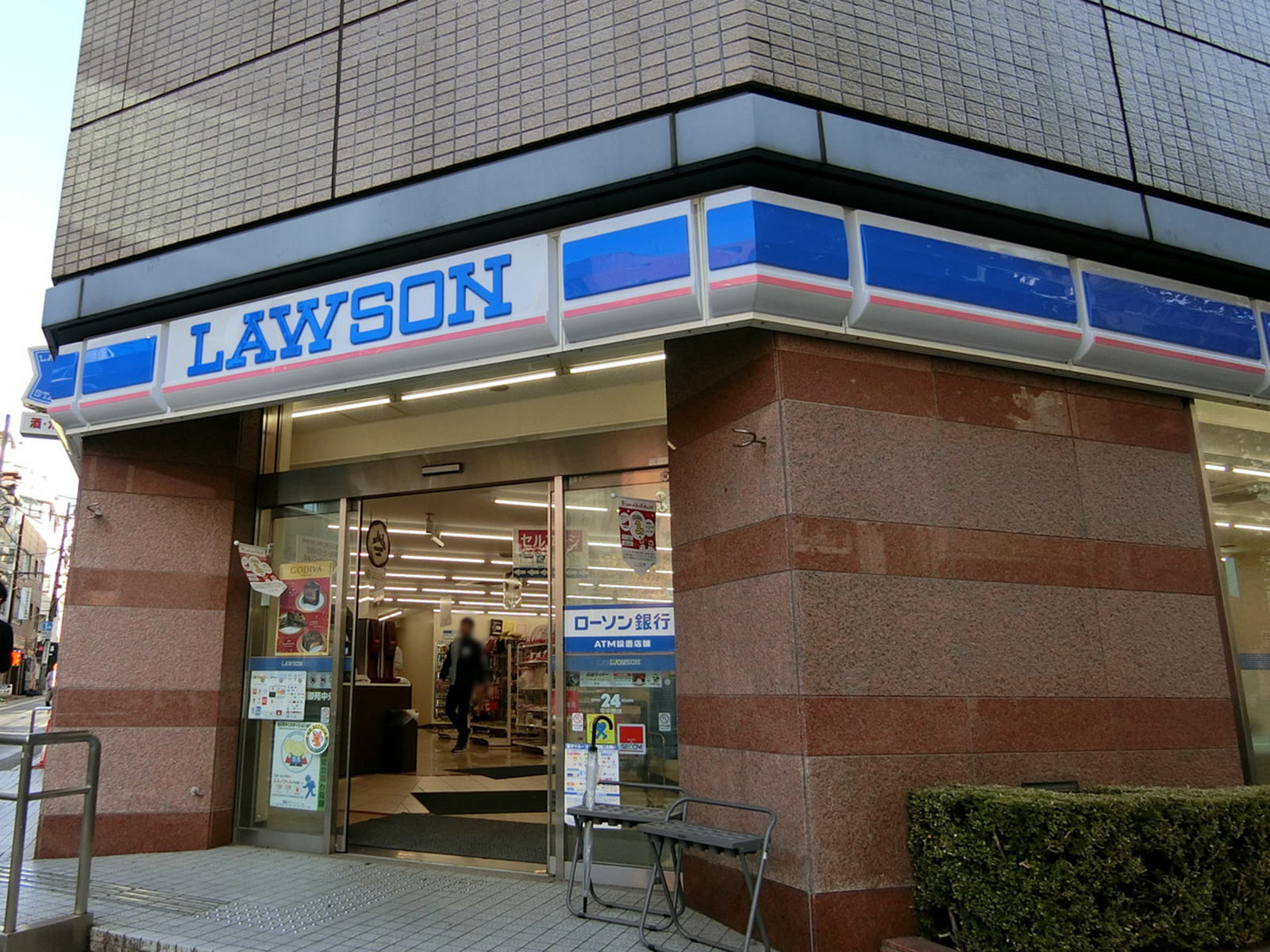 至近のローソン 新宿御苑中央店