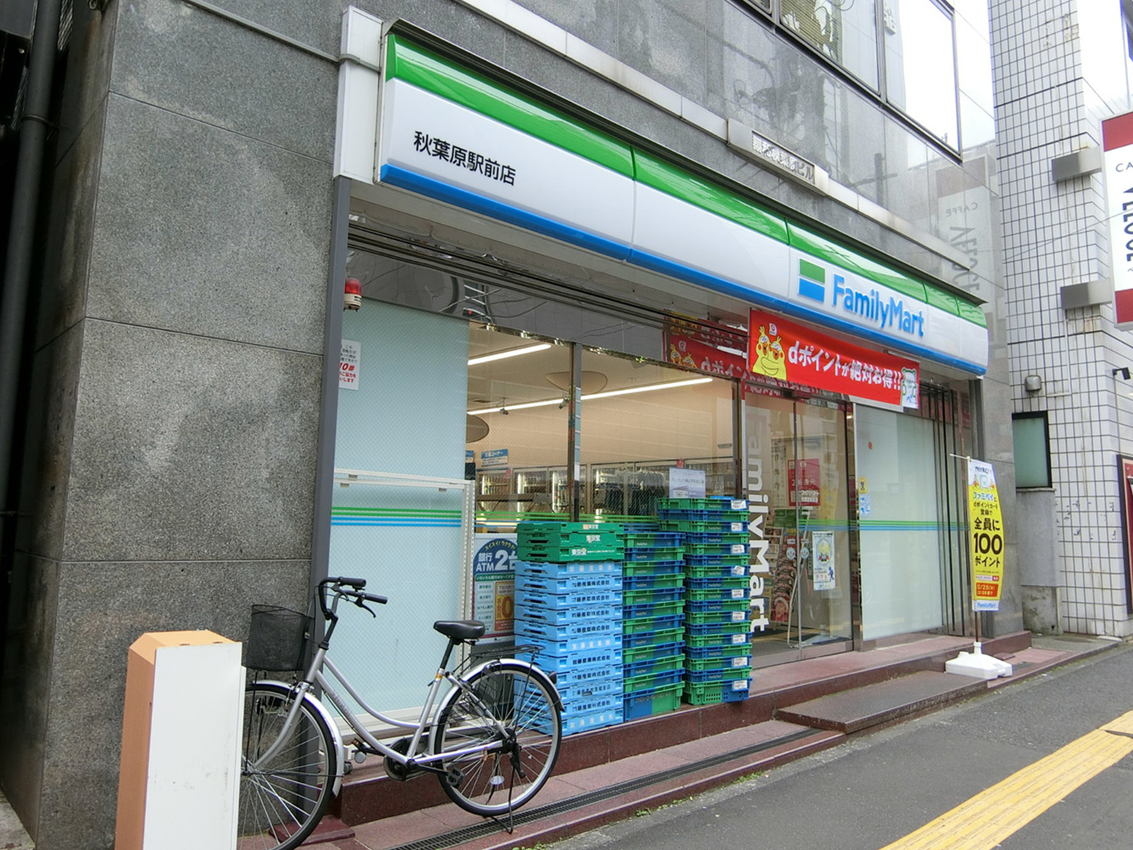 徒歩2分のファミリーマート