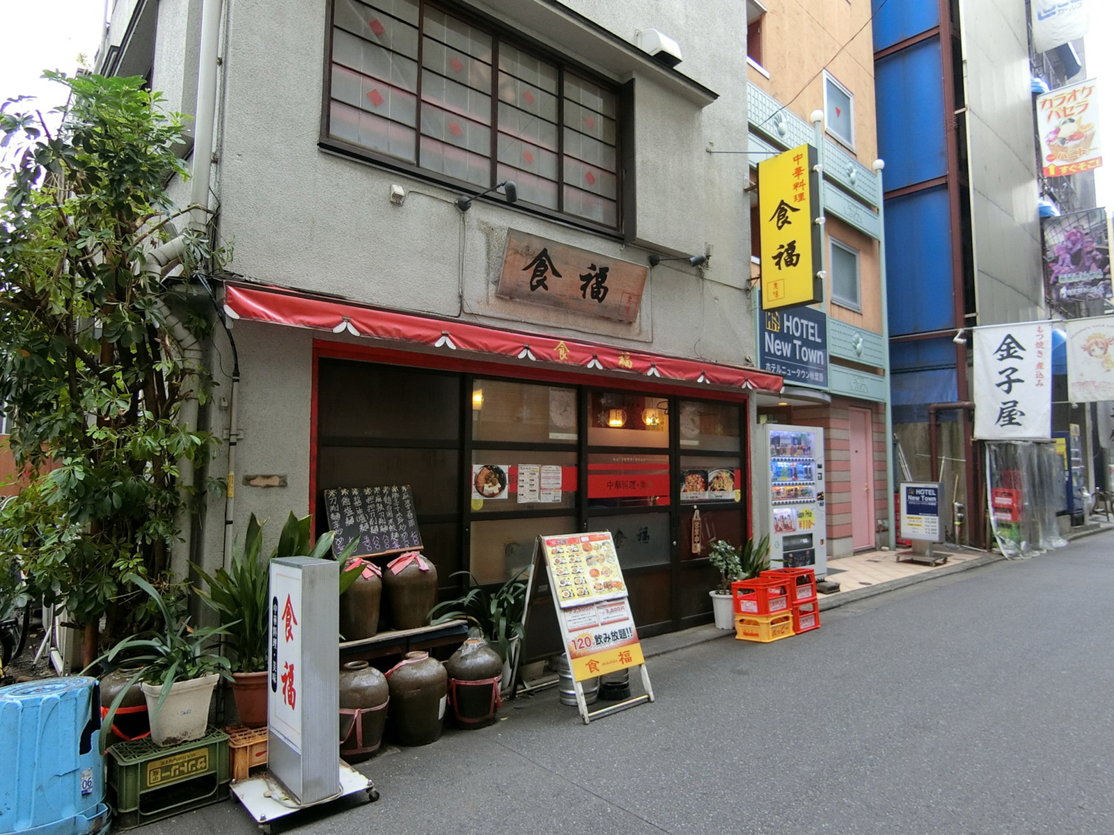 付近には飲食店が多数あり