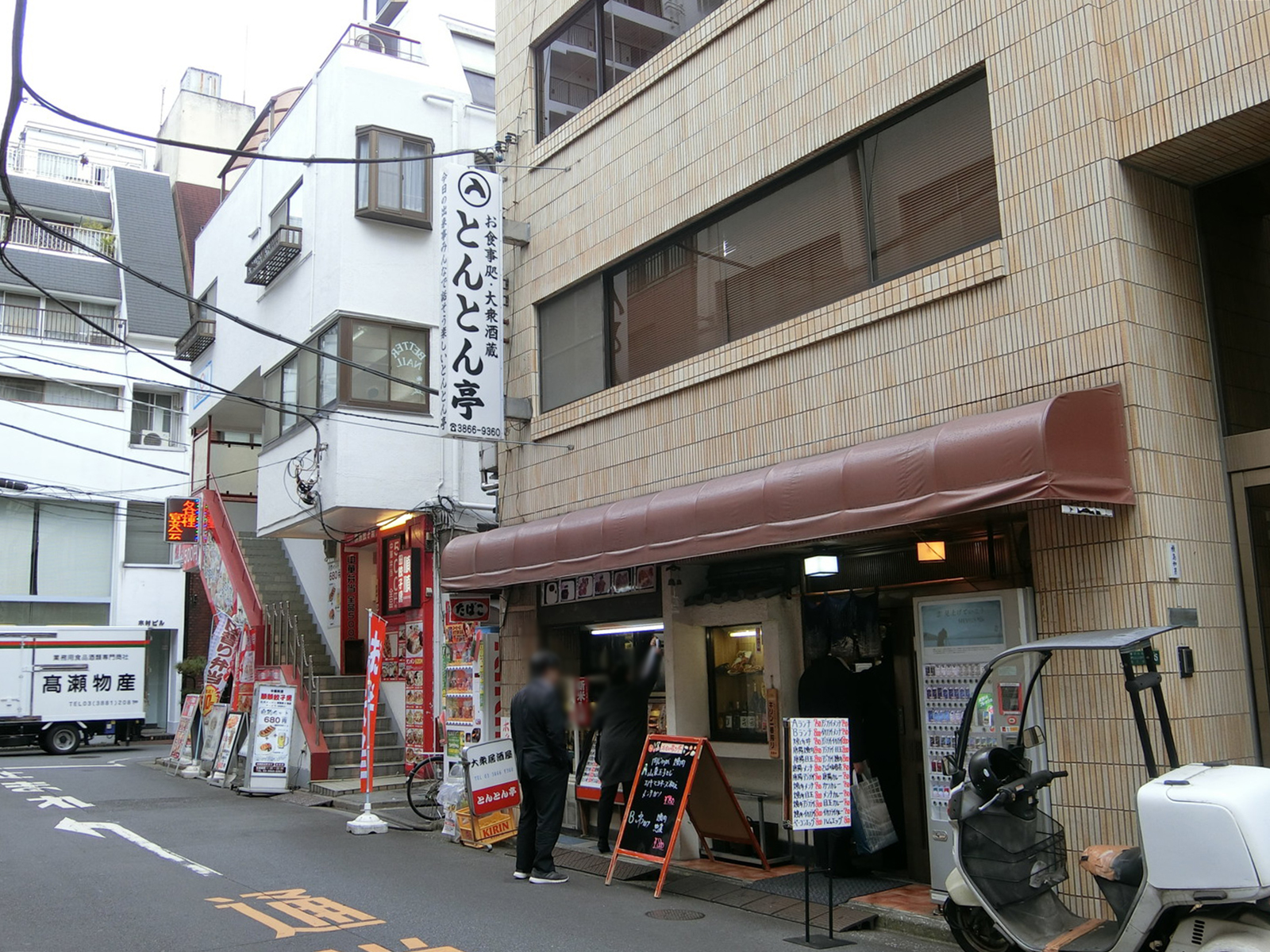 付近には飲食店が多数あり