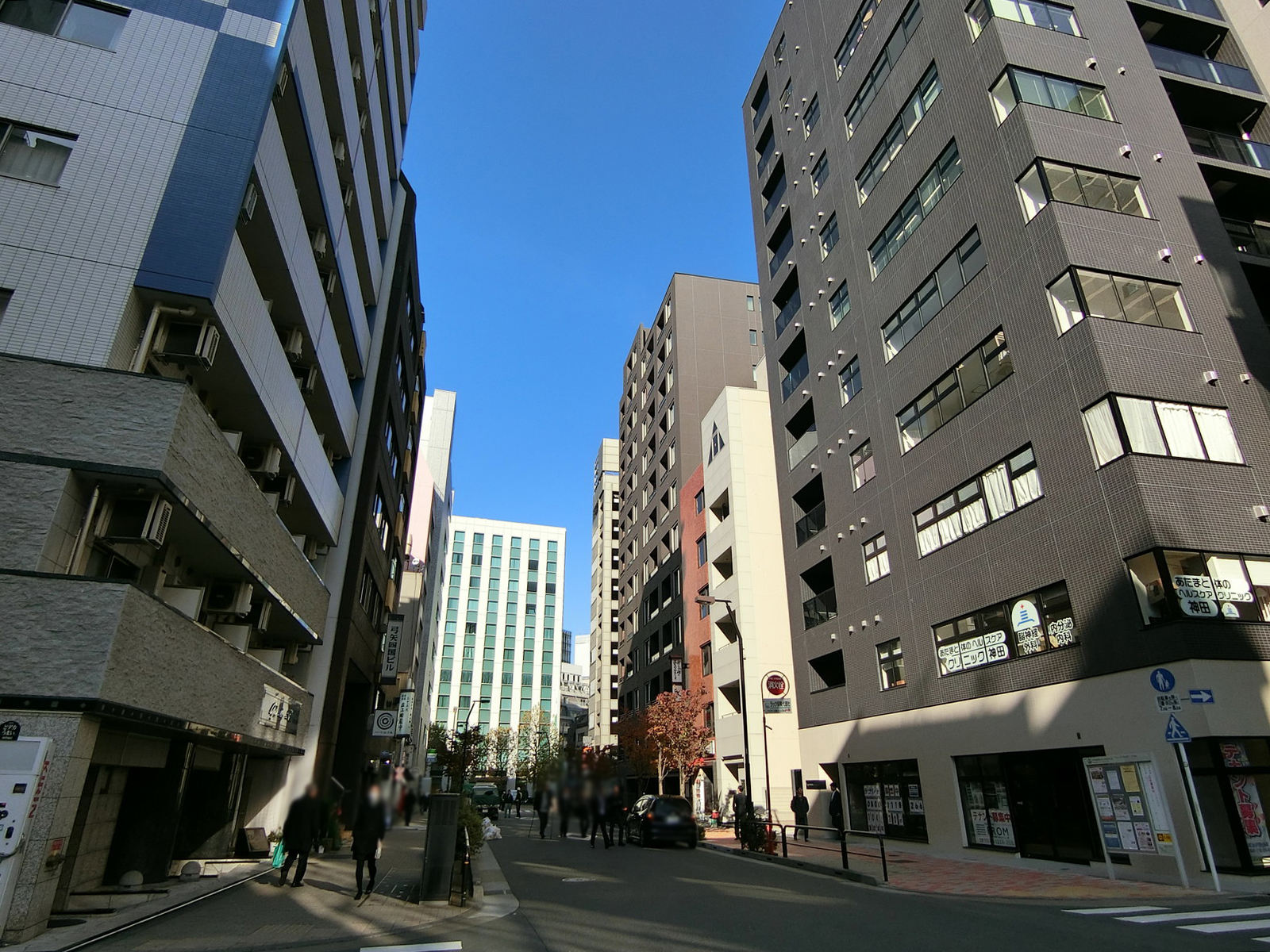 弓矢四国ビル前面の通り